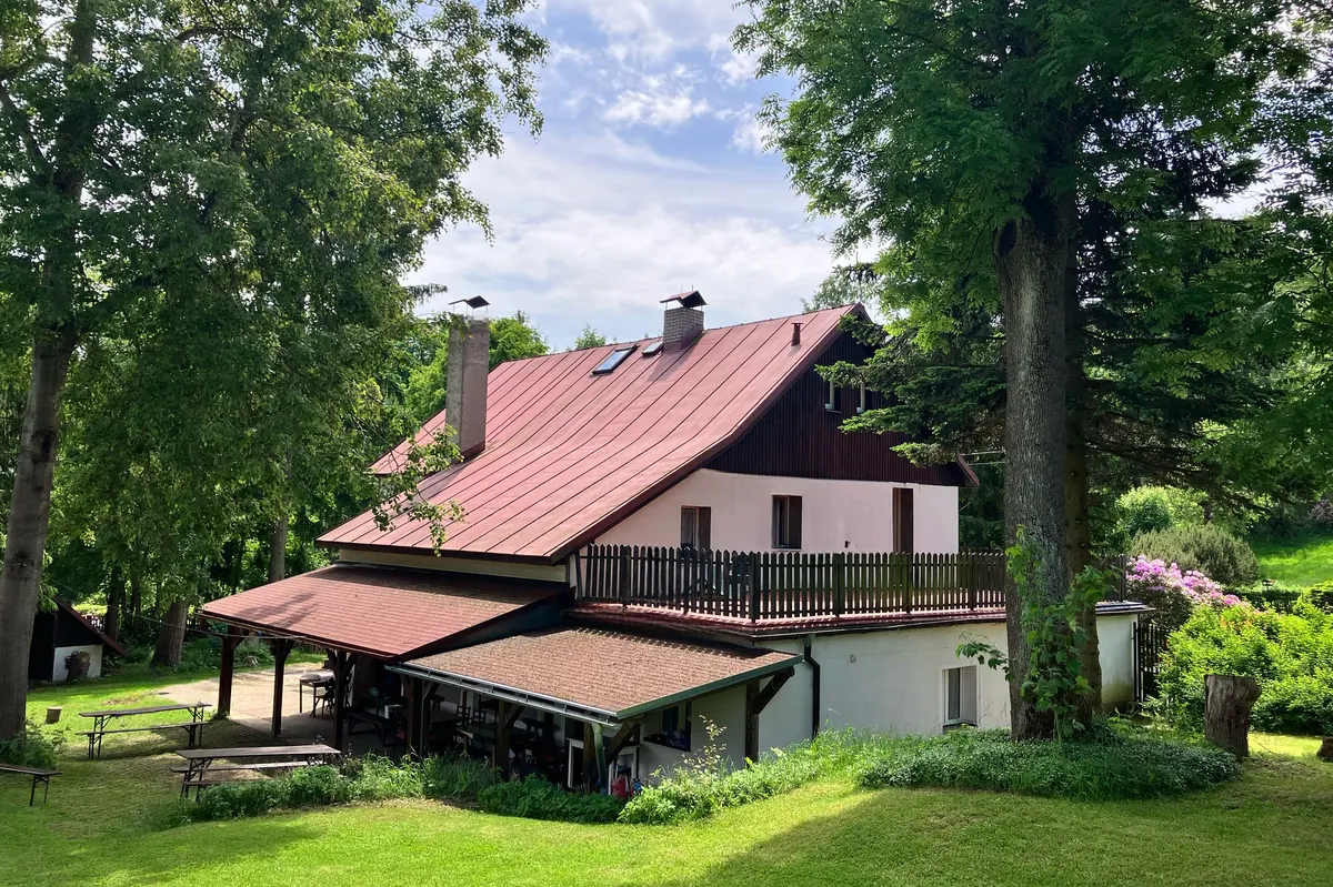 Dům u Lípy – Zahrada v létě